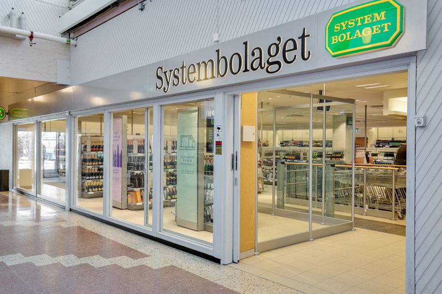 Fasaden på entrén till Systembolaget i Bålsta Centrum