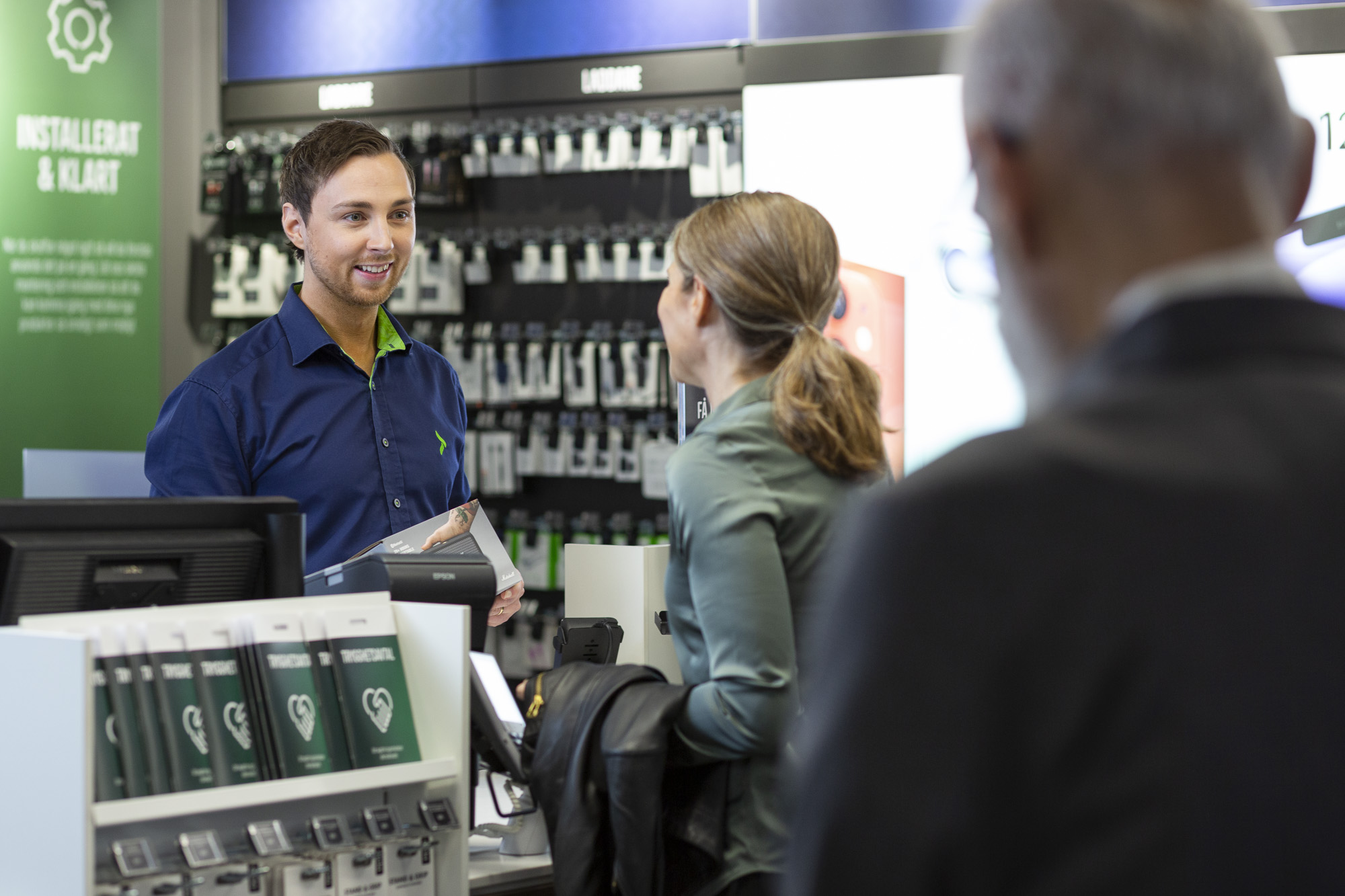 Glada medarbetare som ger personlig service på Elgiganten Phonehouse i Bålsta Centrum.